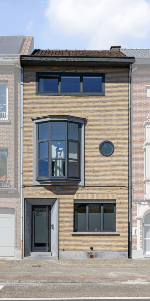 INSTAPKLARE WONING MET EEN ZIEL, SPECIALE INDELING, KNAPPE TUIN mooie gevel met recente extra isolerende ramenHal met authentieke art deco deur,...