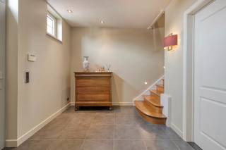 Bent u op zoek naar een woning waar ruimte, comfort en een rustige ligging centraal staan? Deze prachtige villa op een perceel van 8a68 biedt...