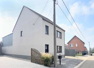Vrijstaande woning te koop in Herk-de-Stad – Schopstraat<br /><br />Instapklare gezinswoning met 4 slaapkamers, 2 badkamers en zuidgerichte tuin<br /><br />Op zoek naar een ruime, energiezuinige woning op een uitstekende locatie? Deze vrijstaande woning in de Schopstraat te Herk-de-Stad biedt comfort, ruimte en rust op een perceel van 919 m², met een bewoonbare oppervlakte van 242 m².<br /><br />Indeling & Troeven:<br /><br />4 volwaardige slaapkamers<br /><br />2 badkamers met 2 douches, een ligbad en 2 toiletten<br /><br />Dressingruimte<br /><br />Recente, volledig ingebouwde keuken met alle moderne toestellen:<br /><br />Afwasmachine<br /><br />Combi-oven<br /><br />2 elektrische ovens<br /><br />Grote koelkast<br /><br />Berging met extra opbergruimte<br /><br />Infraroodsauna voor de nodige ontspanning<br /><br />2 inpandige garages en een werkhuis met alle nutsvoorzieningen<br /><br />De woning is zeer goed geïsoleerd en beschikt over een gunstig EPC-label B (131 kWh/m²/jaar). De zonnepanelen op het dak zorgen voor een lagere energiefactuur. Verwarming gebeurt via aardgas.<br /><br />Dankzij de zuidgerichte tuin geniet de woning van veel natuurlijk licht, wat zorgt voor een warme en uitnodigende sfeer in elke ruimte.<br /><br />De ligging is bovendien uitstekend: rustig, maar met goede verkeersverbindingen naar nabijgelegen steden en voorzieningen.<br /><br />📍 Adres: Schopstraat, Herk-de-Stad<br />📐 Perceeloppervlakte: 919 m²<br />🏠 Bewoonbare oppervlakte: 242 m²<br />🔋 EPC-label: B (131 kWh/m²/jaar)<br /><br />Interesse?<br /><br />De woning wordt uit de hand verkocht (geen immokantoor).<br />Voor meer informatie of een bezoek, neem vrijblijvend contact op. 0476882320