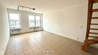 Dit duplexappartement is gelegen op de tweede verdieping en omvat een inkomhal, een ruime leefruimte, een aparte keuken, een badkamer met lavabo, toilet, ligbad en aansluiting voor een wasmachine. Aan de achterzijde bevindt zich bovendien een aangenaam terrasje.<br /><br />Op de bovenverdieping zijn er twee slaapkamers.<br /><br />Het appartement wordt verwarmd met elektrische verwarming.<br /><br />De huurprijs wordt vermeerderd met een provisie van € 50 per maand voor de gemeenschappelijke kosten, inclusief waterverbruik.<br /><br />Beschikbaarheid: bespreekbaar<br /><br /><strong>Bezoeken?</strong><br />U kunt dit eenvoudig zelf inplannen via de afsprakenlink op onze website voor het bezoekmoment van donderdag 10 september.