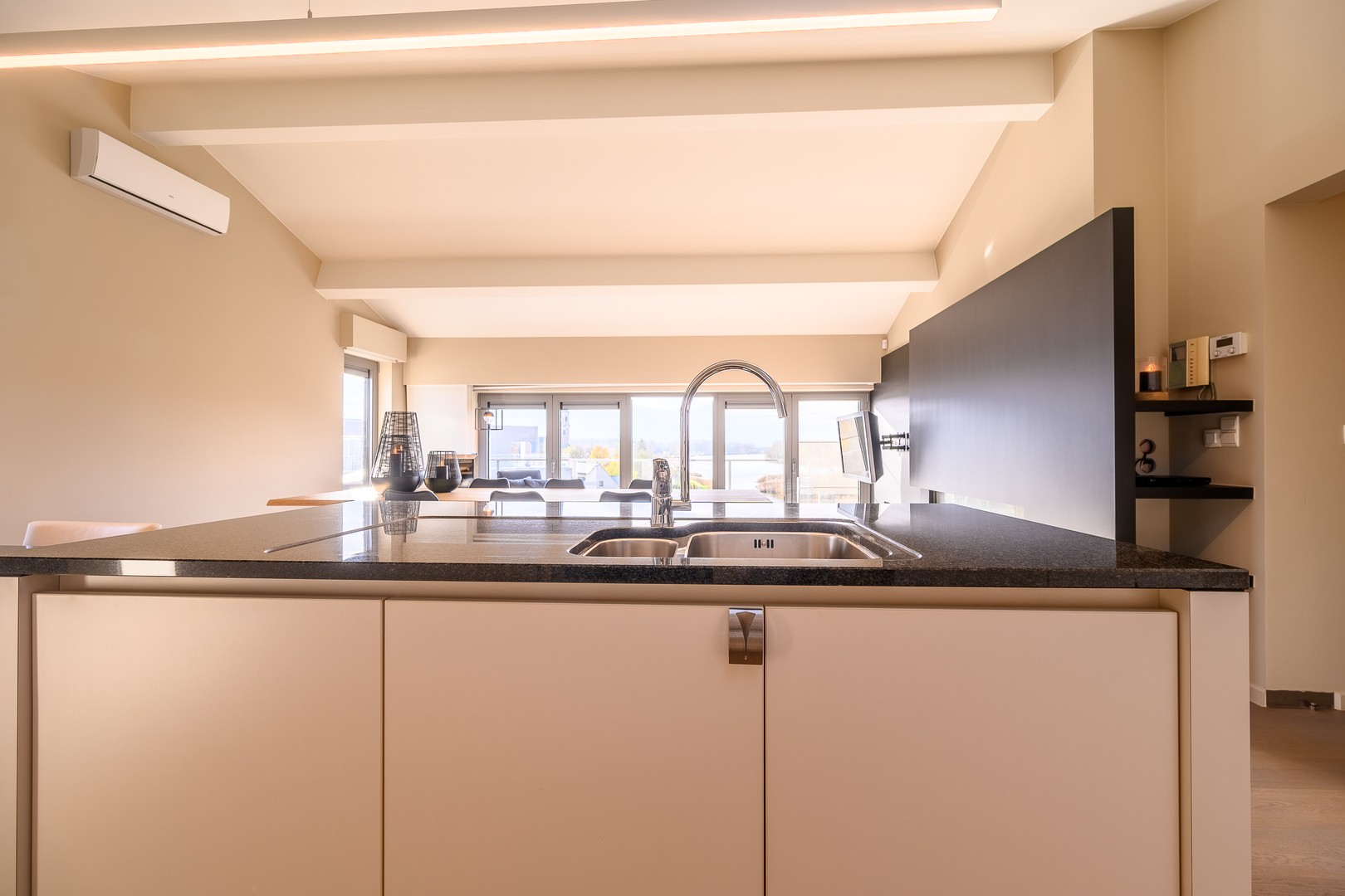 Knap 2-slaapkamerappartement met dubbele garage &amp; zicht op de mooiste baai van Sint-Amands. - foto 5