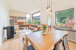 <p>Bent u op zoek naar een woning waar u zonder zorgen uw intrek kunt nemen? Dan zal deze verzorgde woning in een rustige en residentiële buurt van Wilsele u ongetwijfeld weten te bekoren. De woning combineert een praktische indeling, veel natuurlijke lichtinval en een aangename tuin met tal van kwalitatieve renovaties die de voorbije jaren werden uitgevoerd.</p><p></p><p>Bij het binnenkomen valt meteen de ruime en lichtrijke leefruimte op. Dankzij de grote raampartijen en de indrukwekkende schuiframen geniet u hier de hele dag van een mooie lichtinval en een prachtig zicht op de tuin. De gezellige houtkachel vormt een echte blikvanger en zorgt tijdens de wintermaanden voor extra sfeer. Aansluitend bevindt zich de eetruimte, die naadloos overgaat in de recent vernieuwde keuken. Deze is afgewerkt met een nieuw werkblad, een nieuwe spoelbak en kwalitatieve toestellen, waardoor u meteen over alle hedendaags comfort beschikt.</p><p></p><p>Via de leefruimte bereikt u het zonnige terras en de volledig omheinde tuin, waar u in alle privacy kunt genieten van de buitenlucht. De combinatie van terras en groen maakt dit de ideale plek om te ontspannen of gezellig gasten te ontvangen.</p><p></p><p>Op de verdieping beschikt de woning over twee volwaardige slaapkamers, beide voorzien van airconditioning voor extra comfort tijdens warme zomerdagen. De badkamer werd volledig vernieuwd en afgewerkt met oog voor kwaliteit. Ze beschikt over een wastafel, een ligbad met douchefunctie en een moderne uitstraling. Daarnaast is er een afzonderlijk toilet.</p><p>Een bijzonder grote troef is de ruime garage met aansluitende berging en wasruimte. Deze biedt niet alleen plaats aan een wagen, maar ook aan fietsen, voorraad, hobbymateriaal of een werkatelier.</p><p></p><p>Ook technisch werd de woning grondig gemoderniseerd. De leefruimte, hal, het toilet en de slaapkamers werden vernieuwd met nieuwe vloeren, vernieuwde wanden en plafonds en extra isolatie in de leefruimte. Daarnaast werden zonnepanelen geplaatst, de spouwmuren geïsoleerd, de afvoerleiding van het toilet vernieuwd en kregen zowel de keuken als de badkamer een volledige opfrissing. Hierdoor zijn de belangrijkste investeringen reeds uitgevoerd.</p><p></p><p>Dankzij het <strong>EPC-label C</strong>, de <strong>conforme elektrische installatie</strong>, de zonnepanelen en de vele recente investeringen geniet u van een energiezuinige en toekomstgerichte woning waar u jarenlang zorgeloos kunt wonen.</p><p></p><p>De woning is bovendien uitstekend gelegen in een rustige woonomgeving, op korte afstand van winkels, scholen, openbaar vervoer en met een vlotte verbinding naar Leuven, de E314 en omliggende gemeenten.</p><p></p><p>Kortom, een instapklare en bijzonder verzorgde woning die ruimte, comfort, een zonnige tuin en een uitstekende ligging perfect weet te combineren. Een bezoek zal u meteen overtuigen.</p><p></p><p>Vraag vandaag nog je bezoek aan!</p>