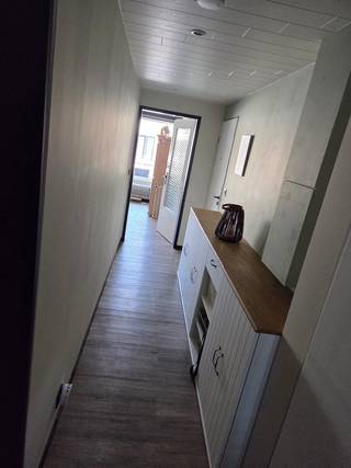Leuk appartement met 2 slaapkamers op de eerste verdieping. Gunstig EPC (A), ruime berging, kelder, 2 terrassen, centraal gelegen in het centrum van Neerpelt. Garage achter het gebouw bij te huren, afgesloten fietsenstalling inbegrepen