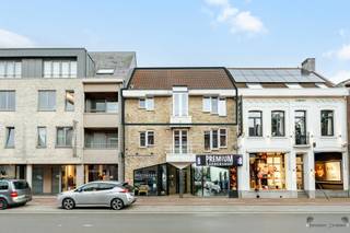 <h2><span>Ruim duplexappartement met 2 slaapkamers, mezzanine, terras, garagebox en autostaanplaats</span></h2><p><span>Op een centrale ligging in </span><span>Sint-Antonius-Zoersel</span><span> bevindt zich dit verrassend ruime duplexappartement met een bewoonbare oppervlakte van circa </span><span>140 m²</span><span>. De combinatie van royale leefruimtes, twee slaapkamers, een bijkomende mezzanine/dakverdieping en uitstekende parkeermogelijkheden maakt dit een bijzonder interessant appartement.</span></p><p><span>Het appartement beschikt over een aangename en lichtrijke leefruimte met </span><span>zit- en eethoek</span><span>, aansluitend op de keuken. Verder vinden we op deze verdieping twee volwaardige slaapkamers, een badkamer, afzonderlijk toilet en praktische berging. Het </span><span>terras</span><span> zorgt voor een fijne buitenruimte.</span></p><p><span>Een absolute meerwaarde is de hoger gelegen </span><span>mezzanine/dakverdieping</span><span>. Deze extra ruimte biedt tal van mogelijkheden en kan bijvoorbeeld worden ingericht als bureau, hobbyruimte, extra zithoek of polyvalente ruimte.</span></p><p><span>Ook op praktisch vlak heeft het appartement heel wat te bieden. Achteraan beschikt het eigendom over een </span><span>private garagebox én een bijkomende autostaanplaats</span><span>, waardoor parkeren op eigen terrein geen probleem vormt.</span></p><p><span>Met een </span><span>EPC-label B (147 kWh/m²)</span><span> scoort het appartement bovendien goed op energetisch vlak.</span></p><p><span>Dankzij de ligging in het centrum van Sint-Antonius bevinden winkels, horeca, openbaar vervoer en andere dagelijkse voorzieningen zich in de onmiddellijke omgeving, terwijl ook de omliggende gemeenten vlot bereikbaar zijn.</span></p><p><span>Troeven:</span><span> </span></p><p><span>- ca. 140 m² bewoonbare oppervlakte </span></p><p><span>- 2 slaapkamers </span></p><p><span>- ruime leefruimte polyvalente mezzanine/dakverdieping </span></p><p><span>- terras </span></p><p><span>- EPC B </span></p><p><span>- private garagebox en extra autostaanplaats </span></p><p><span>- centrale ligging in Sint-Antonius-Zoersel.</span></p><p><span>Een ruim duplexappartement met veel mogelijkheden én het comfort van twee private parkeerplaatsen.</span></p>