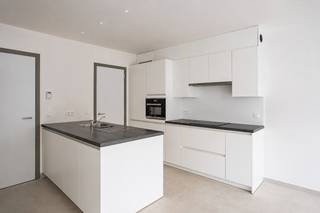 Deze woning is gelegen in een woonerf van 7 woningen en voorzien van terras en tuin van 70m². <br /><br />Op het gelijkvloers bevinden zich de inkomhal met bezoekerstoilet, leefruimte met open ingerichte keuken en afzonderlijke berging. De trappenhal brengt ons naar de 1e verdieping waar zich 3 slaapkamers bevinden, afzonderlijk toilet en badkamer voorzien van inloopdouche. De tuin is zeer onderhoudsvriendelijk en uitgerust met maairobot. <br /><br />Voorzien van bijhorende garage en extra staanplaats. De woning is zeer energiezuinig en uitgerust met zonnepanelen. Beperkte syndickost van €20/maand. Beschikbaar vanaf 1 september 2026.<br /><br />Voor meer informatie of een vrijblijvend bezoek neem contact op met ons kantoor op het nummer 055/59 50 10 of via mail stefanie@vastgoedbrowaeys.be<br />