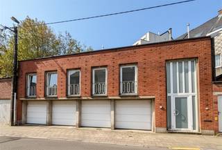 <p><span>Braine-le-Comte, dans une rue résidentielle paisible à deux pas de la gare et du centre ville, bel immeuble composé d’un logement et de 4 garages avec la possibilité d’aménager un niveau supplémentaire (soumis à permis). L’immeuble se compose au rez de chaussée d’un hall d’entrée vers la cave et le garage de l’appartement. De 3 autres garages (loués actuellement). A l’étage, via le hall, espace vestiaire et toilette séparée, grand séjour de 25 m² sous beau parquet et cuisine toute équipée séparée de 9 m², hall de nuit vers les deux chambres de 12 m² et 8 m² sous parquet. Salle de bain composée d'une baignoire et d'un meuble évier. Un espace de bureau de 7 m². Petite cour depuis le Rez de chaussée. Double vitrage . PEB G. Faire offre à partir de 260.000€. Infos et visites au 02/355.50.55.</span></p><p><span> </span></p>