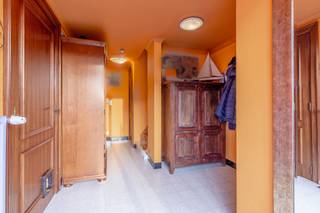 <span>Ontdek deze halfopen woning op een rustige, residentiële locatie in Essene — ideaal voor wie zoekt naar ruimte, licht én potentieel. <br /><br />Met 3 slaapkamers, 1 badkamer, een brede oprit en een garage, biedt deze woning zowel comfort als praktische troeven.</span><br /><span>De leefruimte met open haard straalt warmte uit en sluit aan op de eetkamer en de keuken. Achteraan geniet u van een veranda (momenteel gebruikt als bureau/werkplaats) met zicht op de NW-georiënteerde tuin, perfect voor wie graag rustig buiten leeft.</span><br /><span>Met dubbele beglazing, luiken, 2 toiletten, zolderberging en individuele verwarming op stookolie is dit een solide basiswoning die u naar eigen smaak kan moderniseren. EPC D (397), elektrische installatie niet conform. Bouwjaar 1974, KI €639.<br /></span><br /><span>Een interessante kans voor gezinnen, koppels of investeerders die een woning zoeken met sterke fundamenten in een gewilde buurt.</span>