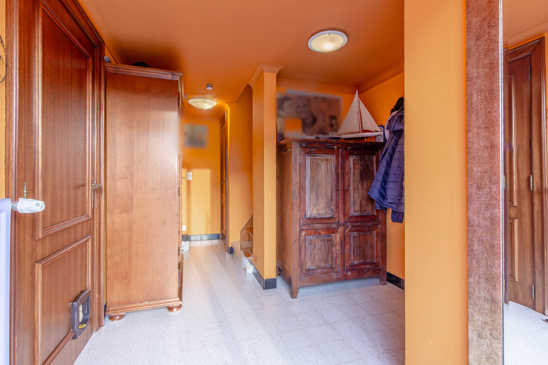 Charmante gezinswoning met potentieel, grote oprit en tuin - foto 3