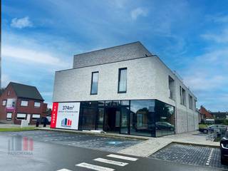 Fenomenaal gelegen nieuwbouw handelspand met een oppervlakte van 374 m² te huur langs de bedrijvige Olmensesteenweg. Door de centrale ligging van...