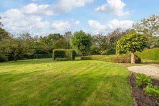 Wonen in Zandhoven, vlakbij het dorp maar toch rustig gelegen? Het kan in deze woning!<br />Groene locatie aan het kasteel Boutersemhof en toch vlakbij de winkels, openbaar vervoer enz...<br /><br />PERCEEL<br />Mooi aangelegde tuin met voldoende parkeergelegenheid en een bijgebouw van +/- 62m² met sectionale poort.<br />Zicht op achtergelegen groengebied.<br /><br />INDELING WONING<br />GELIJKVLOERS<br />Centraal gelegen inkomhal met toilet. Van hieruit kan u de leefruimte betreden maar kan u ook naar het bureau. Dus voor wie hier klanten wil ontvangen is dit ideaal. Voor wie gelijkvloers wil slapen, is dit de vierde slaapkamer.<br />Leefruimte met zithoek en gashaard. Keuken met eethoek en een zonovergoten plekje om creatief in te richten. Elektrische zonneluifel aan de achtergevel en een deels overdekt terras.<br />De keuken is volledig ingericht (2015) en grenst bovendien aan de bijkeuken. Achter de bijkeuken is er nog een berging/wasplaats.<br />Koele berging.<br /><br />VERDIEPING<br />Ruime hal die toegang geeft tot drie slaapkamers en een apart toilet. Er zijn twee slaapkamers gelegen aan de achterzijde van de woning en deze grenzen aan het balkon. <br />Badkamer met massagebad - douche en dubbele lavabo met meubel.<br /><br /><br />BIJZONDERHEDEN<br />Centrale verwarming op gas // vloerverwarming in leefruimte + TV kamer en keuken.<br />Deze woning is goed onderhouden.<br />Alarm // brandalarm en rookmelders // rolluiken <br />Airco in de hoofdslaapkamer.<br />Kruipruimte onder de volledige woning.<br />Achteringang voorzien.<br /><br /><br />POSITIEVE ASPECTEN<br />Goede ligging<br />Ruime woning met maar liefst 278 m² bewoonbare opp.<br />Alles op en aan<br />Combinatie wonen / werken mogelijk