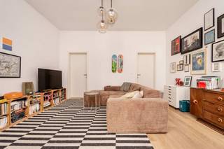 <p><span>Charmant 2-slk appartement in recent gerenoveerd gebouw</span></p>
<p><span>Dit appartement van 75m² bevindt zich op de eerste verdieping van een verzorgd, recent gerenoveerd gebouw.Het is smaakvol afgewerkt en uitgerust met kwalitatieve materialen. Een extra troef zijn de lage kosten, gunstig EPC (B) en de fijne buurt nabij Zurenborg.</span></p>
<p><span>Men betreedt het appartement via de mooie inkomhal met handige vestiaire en een aparte wc. Via de moderne stalen deur komen we in de open keuken, die naadloos overloopt in de leefruimte. De overvloedige lichtinval en de prachtige doorlopende parketvloer vallen meteen op. De strakke witte keuken is uitgerust met een onderhoudsvriendelijk grijs composietblad en hoogwaardige toestellen, waaronder een elektrisch fornuis, een ingewerkte dampkap, een spoelbak, een koelkast met vriesvak, een oven en zelfs een vaatwasser.</span></p>
<p><span>De gezellige en lichte leefruimte biedt genoeg plaats voor een L-vormige zetel of twee aparte zetels, een salontafel en een tv-meubel. </span></p>
<p><span>Vanuit hier heeft u toegang tot de moderne badkamer en twee slaapkamers, waarvan één momenteel is ingericht als bureau en dressing. De badkamer is prachtig afgewerkt met grijsbruine natuurstenen tegels, een ruime inloopdouche, een grote lavabo met meubel en spiegel.</span></p>
<p><span>De supercentrale locatie in het nieuwe Borgerhout is een absolute meerwaarde. U woont op een toplocatie in de heraangelegde Kroonstraat, waar u toegang heeft tot busverbindingen en velostations. Zurenborg en het vernieuwde Moorkensplein, Hippe cafés en restaurants liggen op wandelafstand. Het bruisende centrum van Borgerhout met zijn buurtwinkeltjes is vlak om de hoek, en het centraal station is eveneens dichtbij. Maak snel een afspraak voor een bezichtiging!</span></p>