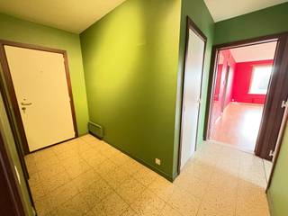 [[ DIT PAND NEEMT DEEL AAN DE ERA OPEN HUIZEN DAG OP 19/9 VAN 14:30 TOT 15:30 ]]
<p>Op zoek naar een aantrekkelijk appartement met 2 slaapkamers, veel lichtinval en maar liefst 2 terrassen? Dit ruime appartement op de vierde verdieping biedt een aangename combinatie van comfort, ruimte en een uitstekende ligging.</p>

<p><br /><strong>Indeling</strong>: Bij het binnenkomen beschikt het appartement over een inkomhal die toegang geeft tot de verschillende leefruimtes. De ruime en lichtrijke living vormt het hart van de woning en biedt rechtstreeks toegang tot een gezellig terras.</p>

<p>De keuken is praktisch ingericht en beschikt aansluitend over een extra berging. Vanuit de keuken is er bovendien toegang tot een tweede terras, waardoor je op verschillende momenten van de dag optimaal van het buitenleven kunt genieten.</p>

<p>Verder beschikt het appartement over 2 volwaardige slaapkamers, een badkamer en een handige berging.</p>

<h3>Troeven</h3>

<ul><li>2 slaapkamers</li><li>2 terrassen</li><li>Ruime en lichtrijke leefruimte</li><li>Praktische keuken met extra berging</li><li>Handige aparte berging</li><li>Gelegen op de 4de verdieping</li><li>Nabij winkels, scholen en dagelijkse voorzieningen</li><li>Mogelijkheid tot aankoop van een <strong>staanplaats voor €15.000</strong></li></ul>

<p>Een interessante opportuniteit voor wie op zoek is naar een ruim appartement met veel potentieel, zowel als eigen woonst als investering.</p>