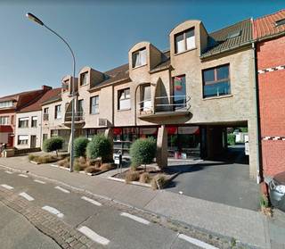 residentie 't PerretjeDeze garage is gelegen in het centrum van Assebroek en is afgesloten met een kantelpoort.www.desmetpoupeyebrugge.beVoor meer...
