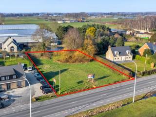Deze grond bestaat uit 2 gronden, nl. 1 bouwgrond van 911,71 m² , 1 achterliggende agrarische grond van 237,03 m², 1 bouwgrond van 965,64 m² (lot...