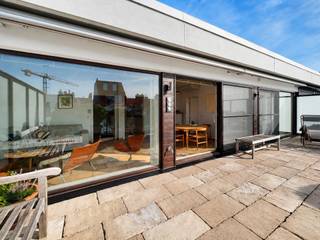 Deze penthouse is uitstekend gelegen in Knokke, op wandelafstand van de Zeedijk, het Van Bunnenplein en het commerciële centrum. Het appartement omvat een inkomhal met vestiaire, een lichtrijke leefruimte met toegang tot het ruime en zonnige terras. Daarnaast is er een afzonderlijke keuken en een ruime master bedroom met ensuite douchekamer. Een private kelderberging is inbegrepen en er is tevens een gemeenschappelijke fietsenberging aanwezig. De mogelijkheid bestaat tot aankoop van een autostaanplaats en een tweede kelderberging.<br /><br />stedenbouwkundig uittreksel en maatregelenregister in aanvraag.<br /><br />Aarzel niet om ons te contacteren voor meer info: tel. : 050 62 44 14 of via Knokke@immax.be
