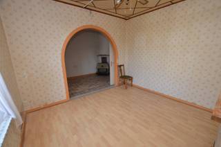VRAAGPRIJS : €239.000<br /><br />Rustig gelegen ruim pakhuis/garage (165m²) met twee erkende appartementen.<br /><br />Indeling:<br /><br />*groot pakhuis/garage met bovenverdieping, kelderbergingen, 2 privatieve bergingen.<br />*appartement 1ste verdiep: inkom, afzonderlijk toilet, berging, 2 slaapkamers, woonkamer, keuken, badkamer, groot terras + berging. <br />*appartement 2de verdiep: inkom, woonkamer keuken, badkamer, 2 slaapkamers, afzonderlijk toilet, zolder. <br /><br />- Verwarming met gaskachels<br />- Afzonderlijke tellers<br />- Elektriciteit conform<br />- Geïsoleerd dak.
