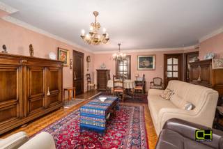 In het hart van het gezellige dorp Lovendegem bevindt zich dit aangename appartement op de tweede verdieping. De indeling is praktisch en zorgt voor een huiselijke, warme sfeer.<br /><br />De woonkamer met parketvloer vormt een comfortabele leefruimte waar gezelligheid centraal staat. Het appartement telt twee slaapkamers en een extra kamer die zich uitstekend leent als bureau, hobbyruimte of dressing. De keuken is functioneel ingericht en de badkamer, het aparte toilet en de berging vervolledigen het geheel. Buiten kan je bijkomend genieten van een ruim balkon. <br /><br />Daarnaast is er de mogelijkheid om één of twee ondergrondse garages bij aan te kopen – een handige troef voor wie graag beschikt over een veilige parkeerplaats en extra bergruimte.<br /><br />Dit appartement combineert een centrale ligging met een doordachte indeling en warme sfeer, waardoor het een ideale woonst is voor jonge gezinnen, koppels of alleenstaanden.<br /><br />Wenst u een afspraak of meer informatie? Aarzel niet om ons te contacteren via 09 395 05 40 of verkoop@concept-home.be
