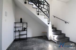 <p><span>Composition :</span></p><p><span>Etage 1 : Hall d'entrée : 11,23 m² avec une toilette indépendante, une buanderie : 5,38 m².</span></p><p><span>Etage 2</span><span> L</span><span>iving : 40,12 m² avec cuisine avec espace repas, salle de bain : 12,47 m², 2 chambres : 8,02 & 13,70 m², terrasse : +/- 15 m²</span></p><p><span>Équipements :</span></p><p><span>Chauffage : Chaudière individuelle gaz de marque Vaillant, thermostat d'ambiance, VMC simple flux.</span></p><p><span>Électricité : Bi-Horaire, 220 V, alarme.</span></p><p><span>Toiture : Tuile + isolation.</span></p><p><span>Châssis : Vélux PVC double vitrage, O/B.</span></p><p><span>Cuisine : meublée et équipée : simple évier, frigo, vitro, hotte, lave-vaisselle, emplacement micro-onde.</span></p><p><span>Sanitaires : 2 WC, 1 meuble lavabo, 1 baignoire.</span></p><p><span> </span></p><p><span>Raccordements :</span></p><p><span>Égout : oui</span></p><p><span>Eau : oui </span></p><p><span>Gaz : oui, citerne à gaz (dans le jardin)</span></p><p><span>Électricité : oui</span></p><p><span>Téléphone : oui </span></p><p><span>Télédistribution : oui </span></p><p><span> </span></p><p><span> </span></p><p><span> </span></p><p><span> </span><span>Document remis à titre indicatif et non contractuel, sous réserve de modifications</span></p><p><span> </span></p><p><span> </span></p><p><span> </span></p>
