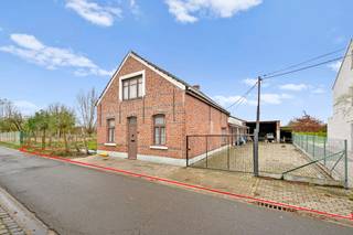 TOP GELEGEN  ALLEENSTAANDE TE RENOVEREN WONING MET SCHUUR OP 777 m2RUSTIGE OMGEVING MET ZICHT OP GROEN !MOOIE STRAATBREEDTE leefruimte, ruime keuken...