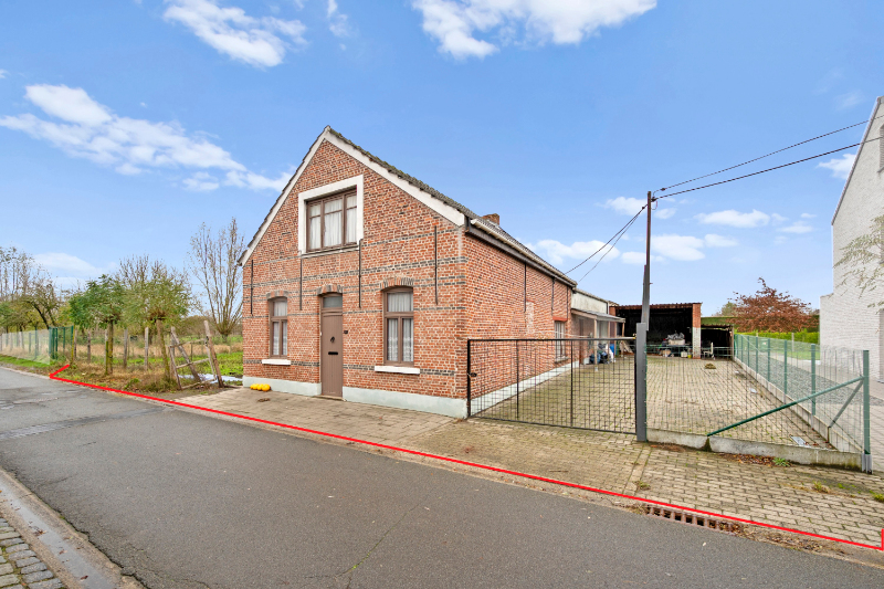 TOP GELEGEN ALLEENSTAANDE TE RENOVEREN WONING MET SCHUUR OP 777 m2 - photo 1