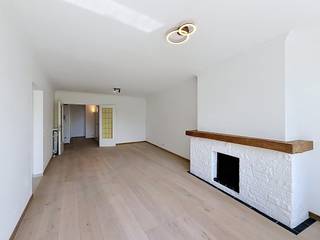 Dit appartement aan de Coupure Links is een droom voor wie houdt van licht en zicht. De ruime woonkamer biedt een rustgevend uitzicht over het...