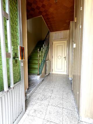 In een doodlopende straat in het hart van Stasegem vind je deze halfopen bebouwing met mooie voortuin, ruim terras en garage met extra bergingen...