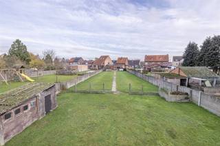 <p>Zoek jij een woning op een ruim perceel én in het centrum van Geel gelegen? Bekijk dan zeker deze eens!<br />Gelegen op een westelijk georiënteerd perceel van 1237m², beschikt de woning over 190m² bewoonbare oppervlakte, verdeeld over 2 niveaus.</p><br /><p>De grote living is verbonden met de keuken. Achter de leefruimte is een sas en de garage.</p><br /><p>Boven liggen 3 mooie slaapkamers. Een vierde kamer kan eventueel als slaapkamer dienst doen.<br />De zolder is voldoende groot om verder afgewerkt en ingericht te worden.</p><br /><p>De tuin is een echte parel! Privacy en ruimte. Uniek bij een centrumwoning.</p><br /><p>Mobiliteit: de woning is ideaal gelegen voor zowel fietser, voetganger als automobilist. Er is een vlotte, veilige verbinding met de Geelse scholen, winkels en horeca.</p><br /><p>EPC en asbestattest vragen om aandacht, maar niets wat onoverkomelijk is. De PVC ramen zijn voorzien van dubbel glas.</p><br /><p>Is jouw aandacht geprikkeld? Plan dan snel een bezoek!</p><br /><p>Heb jij plannen om jouw vastgoed te verkopen of te verhuren? Contacteer dan Nxxt Vastgoed voor een gesprek. We koppelen jouw wensen aan de mogelijkheden die het pand biedt. Samen maken we van jouw vastgoeddroom een Succesvolle Nxxt Step!</p>