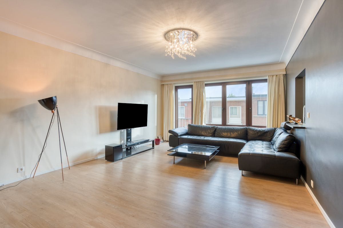 Totally renovated apartment with 2 bedrooms, terrace and private garage in the center of Strombeek - photo 1