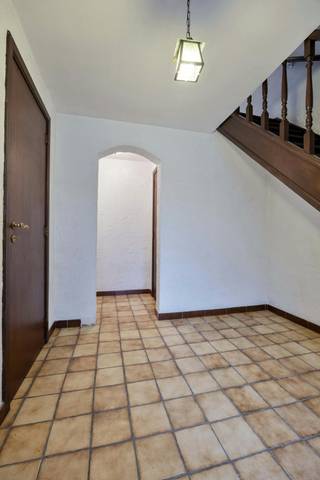 Bij het binnenkomen word je verwelkomd in een praktische inkomhal met apart gastentoilet. Een enorme troef in deze regio is de ruime inpandige...