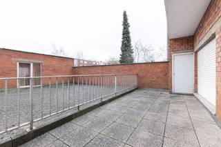 Bent u op zoek naar een kantoor, een praktijk of handel? Dan stellen wij graag deze ruimte met aparte inkom aan u voor!Indeling: directe toegang tot...