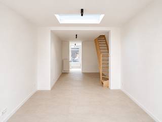 EPC-score: A<br />Mobi-score: 7,9/10<br /><br />Ontdek deze instapklare en energiezuinige woning in Eeklo, die met oog voor detail en kwaliteit volledig werd gerenoveerd. Dankzij de uitstekende EPC-score A en de aanwezigheid van zonnepanelen is deze woning helemaal klaar voor de toekomst.<br /><br />Op het gelijkvloers komt u binnen via een inkomhal met apart gastentoilet. De volledig uitgeruste, moderne keuken sluit aan op de lichte leefruimte met zicht op de royale, onderhoudsvriendelijke tuin.<br /><br />De eerste verdieping beschikt over één volwaardige slaapkamer en een badkamer, terwijl op de tweede verdieping nog twee bijkomende slaapkamers te vinden zijn.<br /><br />Dankzij de doordachte indeling en centrale ligging nabij winkels, scholen en openbaar vervoer is deze woning een uitstekende keuze voor wie op zoek is naar een stijlvolle en duurzame thuis waar comfort en kwaliteit samenkomen.<br /><br />Zeer geschikt voor: starters, investeerders, koppels, gezinnen,…<br />CONTACT: 0468 02 26 50 of via info@vicusvastgoed.be