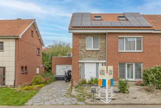 Deze volledig gerenoveerde halfopen bebouwing biedt comfort, ruimte en energiezuinigheid in één. <br /><br />De woning werd vernieuwd in 2013, met een geïsoleerd dak uit 2020 en beschikt over 16 zonnepanelen, airco en een gezellige pelletkachel. <br /><br />Op het gelijkvloers vind je een inkomhal met gastentoilet en vestiaire, een ruime geïnstalleerde keuken met ontbijthoek en een lichtrijke L-vormige woonkamer. De garage werd omgevormd tot een wasberging met bureauruimte, ideaal voor thuiswerk. <br />Op de eerste verdieping bevinden zich drie volwaardige slaapkamers en een badkamer met ligbad. <br />De ruime zolder, bereikbaar via een vaste uitschuiftrap, biedt extra mogelijkheden als vierde slaapkamer of polyvalente ruimte. <br />De woning beschikt bovendien over twee praktische kelders. <br /><br />Buiten geniet je van een zonnige tuin met gezellig terras — perfect om tot rust te komen. Een instapklare woning met alles wat je nodig hebt!<br /><br />EPC 159 kWh/m²<br />Elektriciteit conform