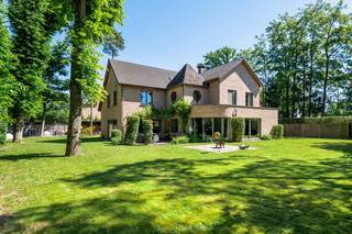 Op een uitstekende locatie in Keerbergen bevindt zich deze authentieke, energiezuinige villa met 4 slaapkamers, dubbele garage en aangelegde tuin op een perceel van 1503 m². U geniet hier van een groene omgeving, toch met een uitstekende bereikbaarheid richting diverse invalswegen en vlakbij het centrum van Keerbergen en Tremelo met winkels, eet-en drankgelegenheden, scholen en het openbaar vervoer op wandel- en fietsafstand. <br /><br />Benieuwd naar deze woning? Klik hier voor een eerste kennismaking met deze charmante villa. <br /><br />We betreden de woonst via de inkomhal met apart gastentoilet. De open leefruimte, die u kan inrichten met een gezellige zithoek en een aparte eetplaats, geniet van een fantastische lichtinval door de vele raampartijen. Van hieruit heeft u rechtstreeks toegang tot het terras en kan u genieten van een prachtig zicht over de volledig aangelegde en omheinde tuin. De open keuken is mooi geïntegreerd in het geheel en is voorzien van de meest kwalitatieve toestellen. Verder bevindt zich op dit verdiep nog een bureauruimte, een handige berging en de wasplaats.  De nachthal op de eerste verdieping geeft toegang tot drie slaapkamers met elk een aparte dressing waarvan één met ensuite badkamer, uitgerust met  dubbele lavabo, ligbad, inloopdouche en toilet. De twee andere slaapkamers delen een badkamer met dubbele lavabo, toilet en inloopdouche. Op de tweede verdieping bevindt zich nog een ruime vierde slaapkamer met dressing. <br /><br />In de sfeervolle tuin met meerdere terrassen kan u genieten van het mooie weer. Verder beschikt u over voldoende parkeermogelijkheden en is er nog een ruime dubbele garage met elektrische poorten aanwezig die plaats biedt aan 2 wagens en overigens ook veel extra opbergruimte voorziet.<br />De elektrische installatie is conform. <br /><br />Dit is een uitstekende opportuniteit als u op zoek bent naar een ruime villa met 4 slaapkamers en een fantastische tuin op een uitstekende locatie in Keerbergen. Contacteer ons voor meer informatie op 0479 13 63 69 of via info@boonstravastgoed.be<br /><br />Bijzonderheden:<br />- 4 slaapkamers<br />- Lichtrijke woning<br />- Perceel van 1503 m²<br /> 