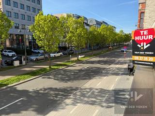 <strong>Dit appartement is onmiddellijk beschikbaar!</strong><br /><strong>Vaste kosten: € 150,00 per maand <br />Provisie verwarming: € 50,00 per maand</strong><br /><strong>Ondergrondse parkeerplaats €100,00 per maand (verplicht bij te huren!)</strong><br /><br />Ben jij op zoek naar een instapklaar appartement dat modern comfort combineert met een praktische ligging? Dit lichtrijke appartement biedt alles wat je nodig hebt voor een zorgeloze woonervaring. Bovendien zou je de eerste bewoner worden! <br /><br />Troeven van het appartement zijn onder andere de ruime indeling, die goed doordacht werd en voor veel natuurlijke lichtinval zorgt. Het appartement is voorzien van luxueus comfort: er is een hoogwaardige afwerking en alle moderne technieken werden voorzien. Dankzij de bijhorende parkeerplaats (€ 100,00 per maand) hoef je nooit naar een parkeerplek te zoeken.<br /><br />Kortom, een instapklaar en comfortabel appartement op een toplocatie!<br /><br />Word jij de allereerste bewoner van dit prachtig appartement? Surf naar www.vdv-vanderveken.be, kies bij “TE HUUR” voor dit pand en vul de kandidatenfiche in (klik in het gouden balkje op “Ik wil dit pand graag huren!”). Wij contacteren je voor een afspraak! 