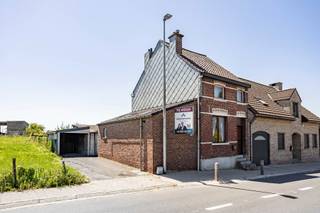 <p><span>Bent u op zoek naar een woning met tal van mogelijkheden of een bouwgrond op een uitstekende locatie in Ternat? Dan is deze halfopen bebouwing zeker een bezoek waard. Gelegen langs de Keizerstraat geniet u van een strategische ligging met een vlotte verbinding naar het centrum van Ternat, scholen, winkels en openbaar vervoer. Bovendien bereikt u met de wagen in een mum van tijd de op- en afritten van de autosnelweg. Achteraan geniet u van een aangenaam groen uitzicht.</span></p>
<p><span>Indeling</span></p>
<p><span>De woning bevindt zich op een perceel van 2a63 en biedt heel wat renovatie- en uitbreidingsmogelijkheden. We betreden de woning via de zijkant, waar zich de te renoveren keuken bevindt. Verder beschikt het gelijkvloers over een badkamer, een wasplaats, een apart toilet, een gezellige woonkamer aan de voorzijde en een eetkamer met zicht op het terras en het achterliggende perceel. De huidige duivenhokken kunnen eenvoudig verwijderd worden, waardoor hier een zonnige tuin met ideale zuidoriëntatie kan worden aangelegd.</span></p>
<p><span>Op de eerste verdieping bevinden zich twee ruime slaapkamers van 14,5 m² en 16 m² en een toegang tot de zolderverdieping van 20 m², die momenteel als berging wordt gebruikt maar perfect kan worden ingericht als derde slaapkamer, hobbyruimte of bureau.</span></p>
<p><span>Tot slot beschikt de woning over een kelder, een ruime oprit, een garage en een extra buitenberging.</span></p>
<p><span>Bent u benieuwd naar de mogelijkheden die deze eigendom te bieden heeft? Contacteer ons vandaag nog voor een bezoek ter plaatse.</span></p>
<p><span>info@impromove.be - 02 887 80 56</span></p>