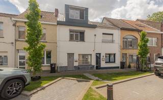 <p><span>INSTAPKLARE, ENERGIEZUINIGE, KWALITATIEVE EN GEZELLIGE WONING MET 3 SLAAPKAMERS, TERRASSEN, ZUID-WEST-GEORIËNTEERDE TUIN EN FIETSENBERGING</span></p><p><span>centrale ligging nabij jachthaven Klein-Willebroek (Willebroek) en de Rupeldijk met vlotte bereikbaarheid via A12, N16, N17 en E19</span></p><p><span> </span></p><p><span>Gelijkvloers:</span><span> Inkomhal / wc met handwas / berging met was- en stookplaats / living met eetplaats en super-ingerichte open keuken (totale opp.: 48m²) met toegang tot zuidwest-georiënteerd terras en tuin.</span></p><p><span>1ste verdieping:</span><span> Nachthal (5,8 x 2m) / 2 slaapkamers (11m²; 3,4 x 3m) / badkamer (2,6 x 2,4m) met dubbele wastafel, ligbad met douchemogelijkheid en wc.</span></p><p><span>2de verdieping:</span><span> Ruime slaapkamer (5,8 x 3,4m).</span></p><p><span> </span></p><p><span>Tuin met 2 terrassen en tuinberging-fietsenberging (bereikbaar via erfdienstbaarheid achteraan perceel).</span></p><p><span> </span></p><p><span>Elektriciteit conform AREI.<br /><br /></span></p>