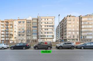 Op zoek naar een praktische instapklare studio op een toplocatie? Deze parel ligt op een steenworp van het bruisende stadscentrum van Wenduine, met het strand, winkels, gezellige restaurants, scholen en openbaar vervoer binnen handbereik. <br /><br />Bij binnenkomst word je verwelkomd in de leefruimte, waar de open keuken naadloos aansluit. Deze is uitgerust met een gasfornuis, dampkap, oven en spoelbak. De gezellige woonkamer leidt naar de badkamer en bureauruimte. Verder is er ook een apart toilet aanwezig in de studio. <br /><br />Op zoek naar een slimme investering, tweede verblijf of vaste woonst? Grijp deze kans en plan snel je bezoek aan deze topper! <br /><br />