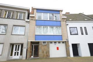 Centraal en goed gelegen ruim pakhuis/opslagruimte van 180m².- Oppervlakte: 180m²- Elektrische poort hoogte: 2,56m- Toilet aanwezig...