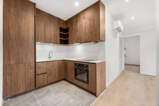 Volledig gerenoveerd appartement op de tweede verdieping met een moderne en lichtrijke uitstraling, gelegen aan de Kardinaal Mercierlaan te Heverlee. Dit instapklare appartement combineert comfort, ruimte en een uitstekende ligging. U beschikt over twee volwaardige slaapkamers en een open keuken die naadloos overgaat in de gezellige leefruimte. De grote raampartijen zorgen voor een overvloed aan natuurlijk licht en creëren een aangename, open sfeer doorheen het hele appartement. De badkamer is stijlvol afgewerkt en voorzien van een toilet en een comfortabele inloopdouche. Verder is er een praktische fietsenstalling aanwezig en bestaat de mogelijkheid om een garage te huren aan €45 per maand, wat extra gemak biedt in deze gegeerde buurt. De ligging is een absolute troef: u woont hier rustig, maar toch vlak bij het centrum van Leuven. Winkels, scholen, openbaar vervoer en belangrijke invalswegen bevinden zich in de onmiddellijke omgeving. Ook de nabijheid van KU Leuven en het groene Heverleebos maken dit appartement bijzonder aantrekkelijk, zowel voor eigen bewoning als investering. Mis deze opportuniteit niet en contacteer ons via info@homies.be of 016 22 82 22. 