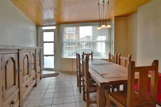 <p><span>VERRASSEND RUIME STADWONING </span></p><p><span> </span></p><p><span>Deze woning komt dapper uit de hoek met verrassend veel woonruimte.<br />Het gelijkvloers voorziet in twee extra large leefruimtes en een tussengelegen woonkeuken.<br />De keuken houdt het sober maar de ruimte op zich heeft veel in zijn mars, ook aan lichtinval is er geen tekort.</span></p><p><span>Vanuit de trahal komt het verdiep tot leven. Er zijn 2 aparte ruimtes die kunnen ingezet worden als slaapkamer.<br />Achteraan is een opgebouwd volume nu dienstdoende als hobby ruimte maar vlot te integreren in het geheel.<br /><br />Er is een sobere badkamer en een overdekt terras. <br />Met praktische bergkelder.</span></p><p><span> </span></p><p><span>DAKEN VERNIEUWD<br />VEEL WOONRUIMTE<br />VEEL LICHT<br />MOOIE HOBBYRUIMTE <br /><br /><br /></span></p><p><span> </span></p><p><span> </span></p><p><span> </span></p><p><span> </span></p><p><span> </span></p>