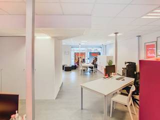 The commercial building of approximately 121 m² is easily accessible via the Brugsesteenweg, an important access road to the center of Roeselare. The commercial location combined with the large windows give the office good visibility. There is also plenty of parking in the street. Office layout:- open commercial space- built-in kitchenette- separate storage room- sanitaryA private parking space is included. Are you looking for commercial real estate consisting of commercial property for rent in Roeselare? Do not hesitate to contact us on 051 21 22 23.