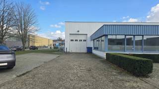 <p><span>Multifunctioneel Bedrijfsgebouw (980 m²) te Aarschot Ideaal voor KMOs</span></p><p><span><br />Dit uitstekend onderhouden bedrijfsgebouw in Aarschot biedt een combinatie van magazijnruimte en kantoorvoorzieningen. Het pand is volledig instapklaar en vormt de ideale uitvalsbasis voor KMOs.</span></p><p><span> </span></p><p><span>Kenmerken:</span></p><p><span><br /></span><span>Magazijn 700 m²</span></p><p><span> </span></p><ul><li><span>Ruime loods met twee sectionale poorten (4 m hoog) </span></li><li><span>Uitstekend geschikt voor opslag, distributie of lichte productie</span></li><li><span>2 brandslanghaspels</span></li></ul><p><span> </span></p><p><span>Kantoren 280 m²</span></p><p><span> </span></p><ul><li><span>Comfortabele, lichtrijke burelen</span></li><li><span>Klaar voor onmiddellijke ingebruikname</span></li></ul><p><span> </span></p><p><span>Buitenruimte</span></p><p><span> </span></p><ul><li><span>Verhard terrein met uitgebreide parkeermogelijkheden</span></li><li><span>Voldoende manoeuvreerruimte voor bestelwagens en vrachtwagens</span></li></ul><p><span>Beschikbaarheid</span></p><p><span> </span></p><ul><li><span>Vrij vanaf 01/01/2026</span></li></ul><p><span> </span></p><p><span>Dit veelzijdige bedrijfsgebouw is de ideale oplossing voor ondernemingen die een combinatie van hoogwaardige opslagruimte en professionele kantoorinfrastructuur nodig hebben.</span></p>