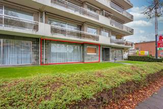 Comfortabel gelijkvloers appartement met 3 slaapkamers, tuin en garage. Dit uitstekend gelegen eigendom heeft volgende indeling; - een ruime...