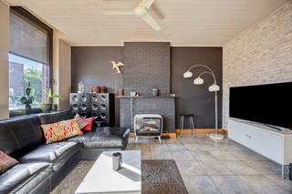 Welkom in Zwijndrecht, op een boogscheut van het centrum kan je deze ruime halfopen bebouwing terug vinden.<br />Vlakbij winkel, scholen en openbaar vervoer.<br /><br /> Je komt de woning binnen via de aparte inkomhal, die toegang geeft tot de lichtrijke leefruimte.<br />Aansluitend bevindt zich de keuken, voorzien van ingebouwde toestellen en voldoende opbergruimte.<br /><br />Vanuit de keuken heb je rechtstreeks toegang tot het terras en de ruime tuin.<br />De badkamer beschikt over een douche, toilet en aansluitingen voor wasmachine en droogkast.<br />Onder de trap is bovendien nog extra bergruimte voorzien.<br /><br />Op de eerste verdieping bevinden zich maar liefst <strong>vier ruime slaapkamers</strong>.<br />Aan de trap is bovendien nog een extra toilet aanwezig.<br /><br />Bron bewoonbare oppervlakte: EPC-certificaat.<br />Renovatieverplichting residentiële gebouwen van toepassing.<br />https://www.vlaanderen.be/een-huis-of-appartement-kopen/renovatieverplichting-voor-residentiele-gebouwen<br /><br />Ben je op zoek naar een ruime woning met een praktische indeling, vier slaapkamers en een grote tuin.<br />Contacteer ons via 03/775.78.79 en plan je bezoek!<br />Ben je ook van plan jouw eigendom te verkopen? Maak een afspraak voor een gratis schatting, wij maken er samen een succesverhaal van!
