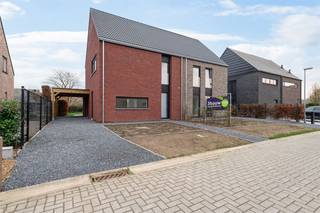 Energieneutrale nieuwbouwwoning op een TOP locatie !!Indeling : Inkomhal , apart toilet , zithoek , eetkamer met prachtige open keuken , beging /...