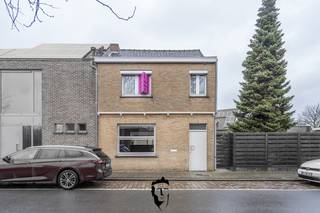Op wandelafstand van de Leie vinden we deze woning terug. Wie geen schrik heeft om de handen uit de mouwen te steken kan van de Koestraat 106...