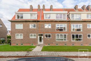 Rustig gelegen in de <strong>stationsbuurt</strong> vinden we dit <strong>te renoveren</strong> appartement met <strong>twee slaapkamers</strong>.<br /><br />Het appartement geniet van een uitstekende ligging, <strong>vlak bij het centrum van Gent</strong>, de universiteiten, station Gent-Sint-Pieters, het openbaar vervoer, campus Ledeganck, het <strong>UZ Gent</strong> en diverse <strong>invalswegen</strong>.<br /><br />Het appartement bevindt zich op de eerste verdieping en beschikt over <strong>grote raampartijen</strong> aan zowel de voor- als achterzijde, met achteraan zicht op de gemeenschappelijke tuin. De indeling omvat een inkomhal, een open woonkamer met eetplaats, een keuken met aansluitende berging, twee slaapkamers, een badkamer en een <strong>apart toilet</strong>.<br /><br />Verder beschikt het appartement over een <strong>privatieve kelderberging</strong> en een gemeenschappelijke fietsenstalling. De residentie heeft bovendien een gemeenschappelijke tuin waar alle bewoners van kunnen genieten.<br /><br />BIJZONDERHEDEN:<br />- <strong>Elektrische keuring conform</strong><br />- EPC-label B<br />- Te renoveren<br />- Vrij bij akte<br /><br />Kortom, een interessante opportuniteit voor starters of als investering!<br /><br />Voor meer informatie of een bezoek kan je contact opnemen met Theo via theo@convas.be.