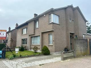 <strong>Charmante gezinswoning met 4 slpks, zonnige tuin en dubbele garage in Willebroek</strong><br /><br />Op een rustige en aangename locatie in Willebroek bevindt zich deze degelijk gebouwde gezinswoning met tal van mogelijkheden. Gelegen op Westzavelland 10, biedt deze woning de ideale combinatie van ruimte, licht en potentieel.<br />De woning beschikt over vier volwaardige slaapkamers, een praktische zolder en wordt verwarmd op aardgas. Dankzij de zuidgerichte tuin van 388 m² geniet u hier de hele dag van zon en rust — perfect voor gezellige zomeravonden, spelende kinderen of een groene oase naar eigen smaak.<br />Een absolute meerwaarde zijn de twee garages en de oprit, die zorgen voor comfortabel parkeren en extra bergruimte. De woning werd gebouwd in 1976 en vraagt een lichte opfrissing, wat u de unieke kans geeft om dit huis volledig naar uw eigen stijl en wensen in te richten.<br />Troeven die overtuigen:<br />Rustige woonomgeving<br />4 slaapkamers<br />Zonnige, zuidgerichte tuin (388 m²)<br />2 garages + oprit<br />Zolder met uitbreidingsmogelijkheden+ kelder!<br />Degelijke constructie<br />Ideale woning voor gezinnen of investeerders<br />Een woning met karakter, ruimte en potentieel — klaar om uit te groeien tot uw nieuwe thuis.<br /><br /> 