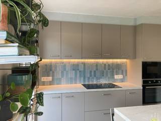Halfopen instapklare gezinswoning in Mariakerke<br /><br />Op het gelijkvloers bevinden zich een inkomhal met gastentoilet, een lichtrijke leefruimte, een volledig uitgeruste open keuken met kookeiland en een praktische berging. Vanuit de leefruimte heb je rechtstreeks toegang tot het terras met pergola en de aangelegde tuin.<br />Op de eerste verdieping bevinden zich drie volwaardige slaapkamers en een badkamer met inloopdouche en ligbad.<br />De ruime zolder is bereikbaar via een vaste trap en biedt de mogelijkheid om extra slaapkamers, een bureau of hobbyruimte te creëren.<br />De woning beschikt over een bewoonbare oppervlakte van 185 m² op een perceel van 265 m² en is uitgerust met vloerverwarming, zonnepanelen en heeft een EPC A. Verder zijn er een eigen oprit en voortuin.<br /><br />✔ Halfopen bebouwing<br />✔ Bouwjaar 2021<br />✔ EPC A<br />✔ Vloerverwarming<br />✔ 8 fotovoltaïsche zonnepanelen<br />✔ 185 m² bewoonbare oppervlakte/perceel van 265 m²<br />✔ 3 slaapkamers<br />✔ Ruime zolder met vaste trap en mogelijkheid tot extra kamers<br />✔ Open keuken met kookeiland<br />✔ Praktische berging<br />✔ Afzonderlijke buitenberging voor fietsen en tuinmateriaal<br />✔ Aangelegde tuin met terras en pergola<br />✔ Eigen oprit en voortuin<br />✔ Goede ligging in Mariakerke