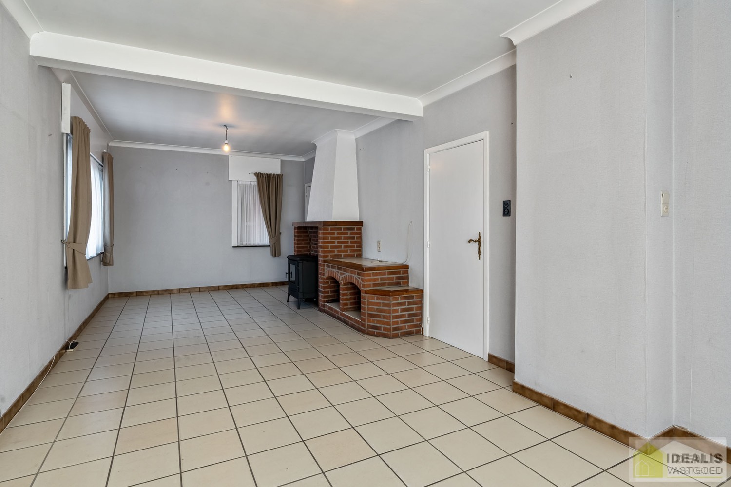 TE RENOVEREN WONING NABIJ HET CENTRUM VAN WIJCHMAAL, PEER OP EEN PERCEEL VAN MAAR LIEFST 12A 5CA – DE WONING OMVAT EEN OPEN LEEFRUIMTE MET VEEL LICHTINVAL, KEUKEN MET AANSLUITEND EETKAMER, 3 SLAAPKAMERS, BADKAMER, VERANDA EN TWEE RUIME OPSLAGRUIMTES/WERK - foto 5